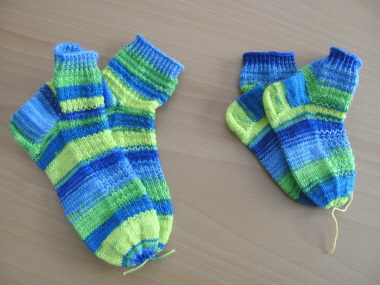 Handgestrickte Socken aus Trend-Point-Color