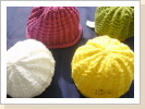 Baumwollmützen in verschiedenen Farben und Muster
